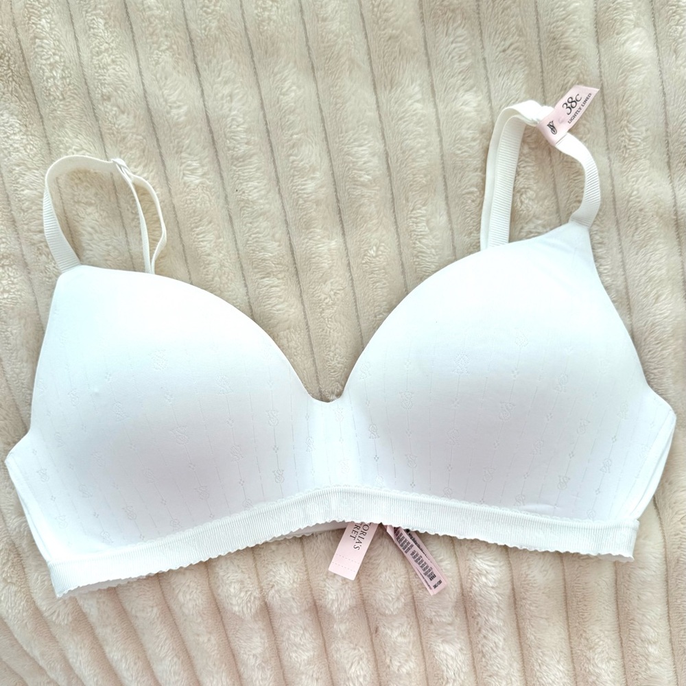 NWT Victoria’s Secret White Wireless Bra